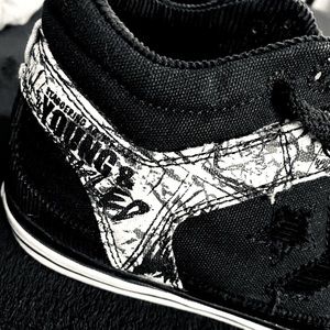 Boy’s Converse Limited Edition size 6